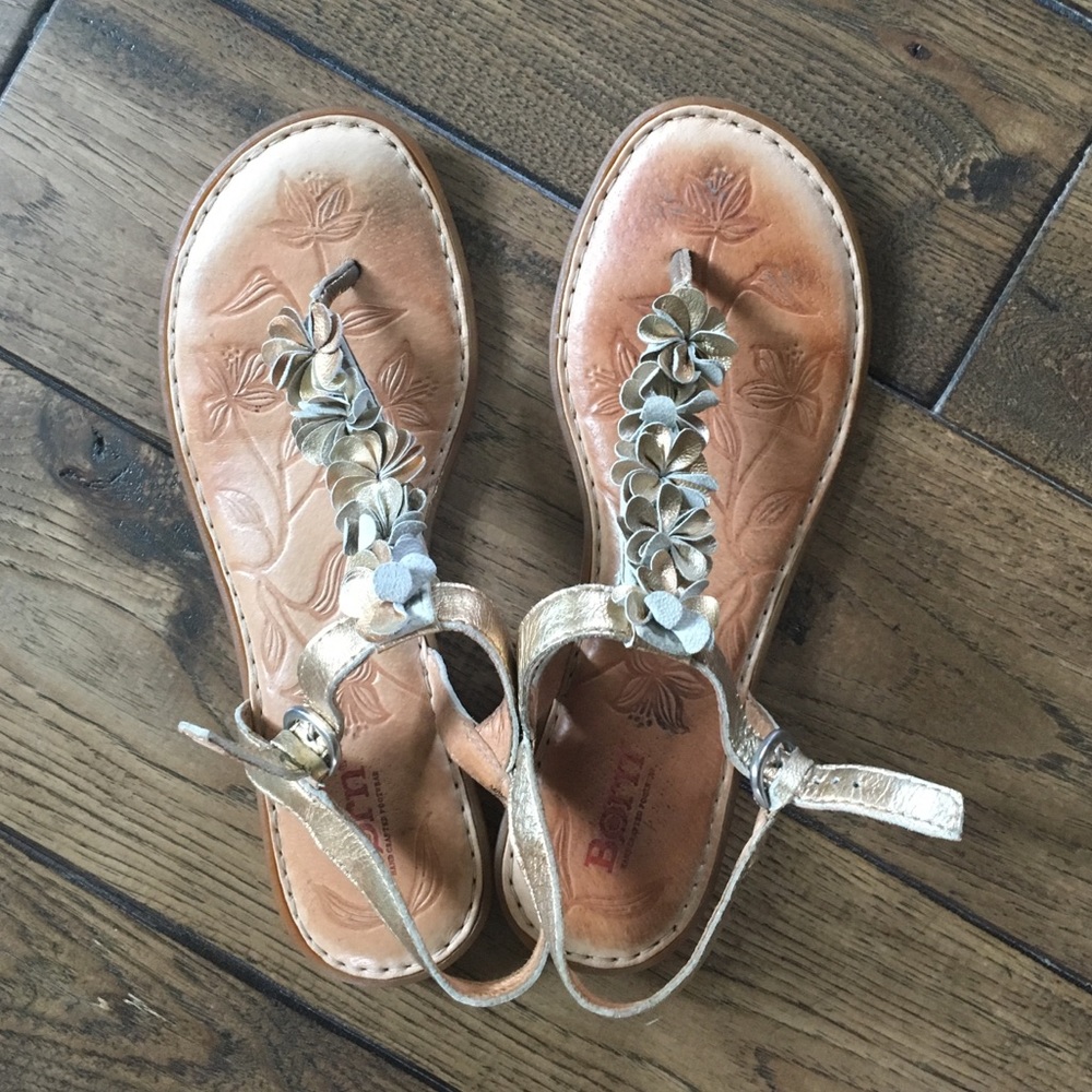 Born Sandals with Gold Flowers Size 8